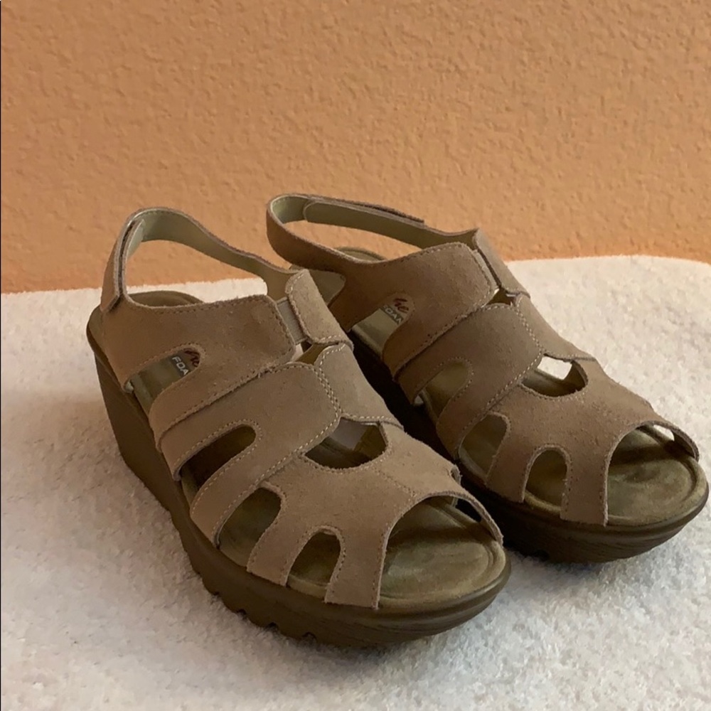 Skechers tan sandals in size 7W